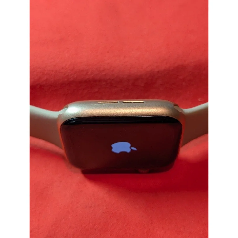 LOCKED Apple Watch Series SE 44mm Gold Aluminium Case Working